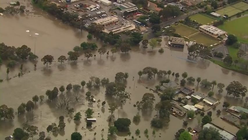 Záplavy v Austrálii. Pod vodou je z části i Melbourne, ukazuje video